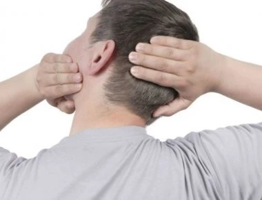 Κάνετε «κρακ» στον αυχένα; Δείτε τι συμβαίνει- Παρενέργειες και ασκήσεις για το σπίτι